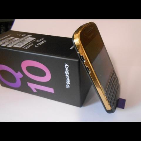 WTS NEW Gold BlackBerry Q10 & BB Porsche 9981 Gold with Special Pins
