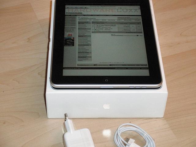 ON SALE: Apple iPad 3 4G Wi-Fi/ Apple iPhone 4S / BB Porsche P9981(BUY 2 GET 1 FREE)