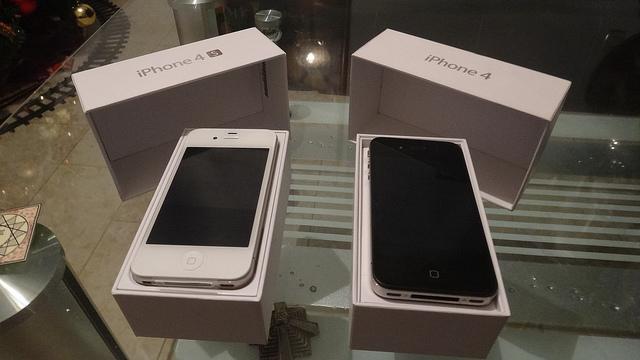For Sale: Apple iPhone 64GB 4S, Porsche p9981 BlackBerry, Apple Iphone 3G + wifi 64gb 2