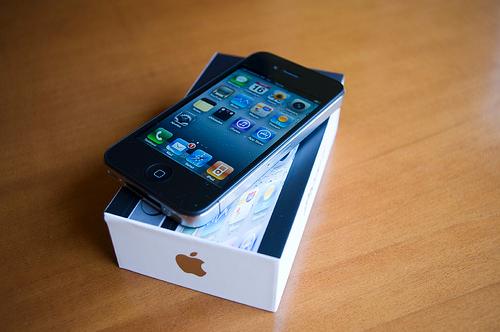 FOR SALE Apple iPhone 4S Quadband 3G HSDPA GPS Unlocked Phone (SIM Free)$350usd