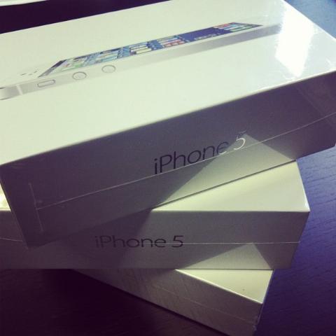 For sale Brand New Apple iphone 5 16GB,32GB and 64GB