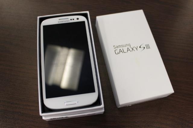 Buy 2 Get 1 Free: Apple iPhone 4S 64GB / Blackberry TK Victory / Samsung Galaxy S3 III